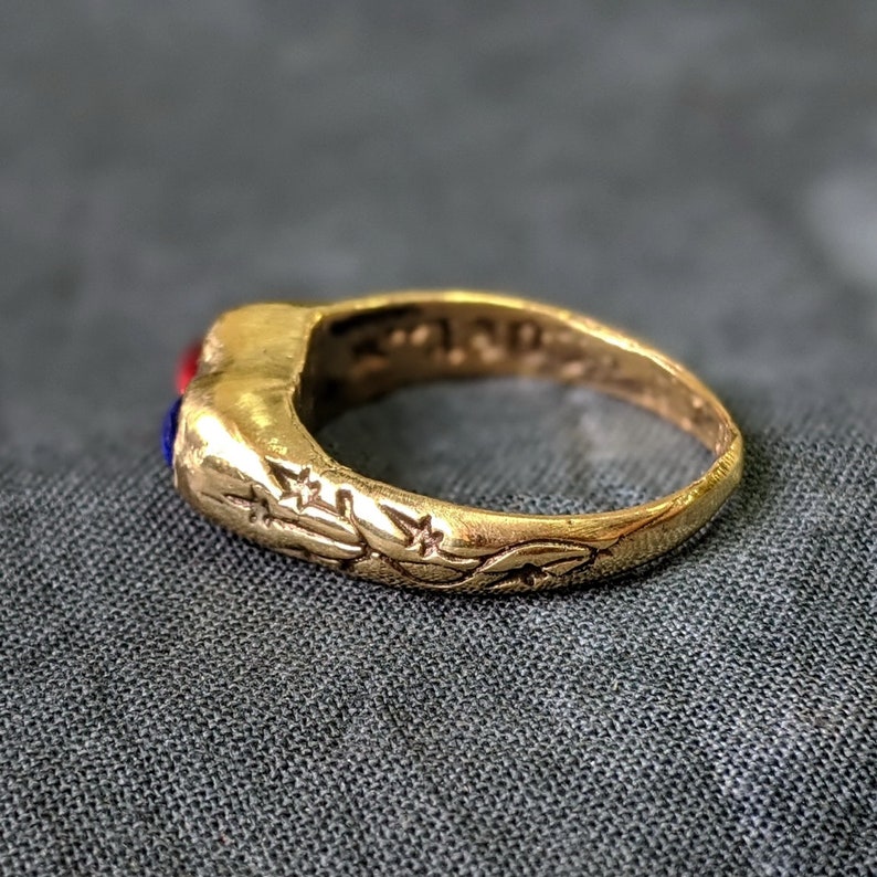 Anillo medieval con dos gemas e inscripción Due tout mon coer Con todo mi corazón. Francia o Inglaterra, siglo XV. imagen 3