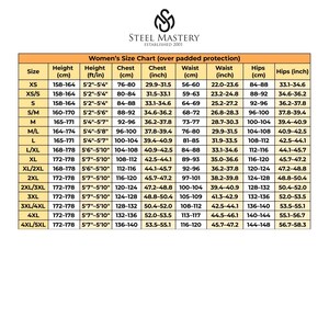 Pode incluir: Uma tabela de tamanhos de roupa feminina, com medidas em cent&iacute;metros e polegadas. Inclui tamanhos de XS a 4XL/5XL, com medidas de altura, peito, cintura e ancas. O log&oacute;tipo "Steel Mastery" est&aacute; no topo.