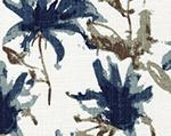 Può includere: Tessuto bianco con un motivo ripetuto di disegni floreali blu e marroni. I fiori hanno un aspetto acquerellato, con petali blu scuro e accenti marroni. Adatto per progetti di artigianato e cucito.