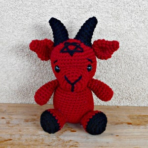 Gehäkelter Baphomet Plüschtier, Teufel Ziege, Baby Baphomet, TsT, Hail yourself, satanisches Dekor,