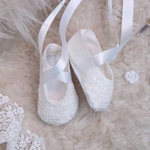 Chaussons baptême ballerine dentelle bébé fille blanche