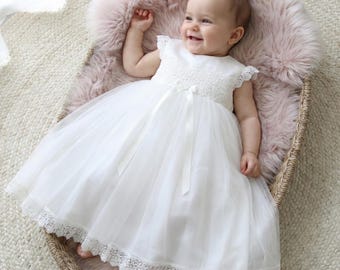 Vestido de bautizo de seda hecho a mano con ribete de encaje veneciano y falda de tul / Evelyn