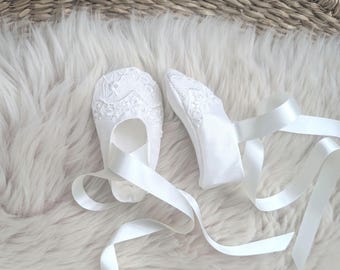 Sapatinhos de batizado de seda feitos à mão - Sapatinhos de balé para bebê com renda veneziana - Lucy