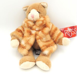 Gato de peluche Russ "Catalina" con chaqueta de piel sintética. Incluye etiquetas.