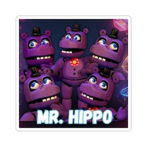 Puede incluir: Una pegatina con cinco hipopótamos morados con sombreros de copa negros. El hipopótamo central lleva una flor roja y amarilla. El texto "MR. HIPPO" está en la parte inferior en letras blancas. El fondo es azul oscuro.