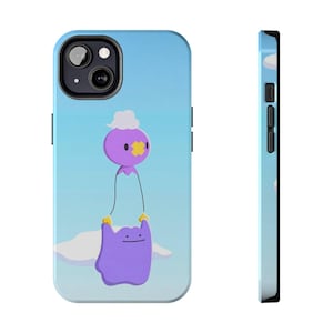 Op de afbeelding: Telefoonhoesje met een cartoonontwerp van een paarse Drifloon die een paarse Ditto vasthoudt tegen een blauwe lucht met wolken. De hoes heeft een glanzende afwerking en een zwarte rand.