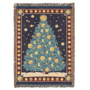 Könnte beinhalten: Eine gewebte Decke mit einem himmlischen Weihnachtsbaum-Design. Der Baum ist mit Sonnen- und Mondmotiven auf einem dunkelblauen Hintergrund mit Sternen geschmückt. Die Decke hat einen Fransenrand und einen Rand mit Sonnen- und Sternmustern.