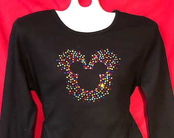 Camisa de mujer con cristales de estrás de Disney y Mickey multicolor dispersos. Tallas S, M, L, XL y tallas grandes (1x, 2x y 3x).