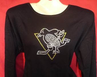 Camisetas de mujer con cristales de imitación de los Pittsburgh Penguins y el logotipo clásico de los Penguins. Tallas S, M, L, XL y tallas grandes (1x, 2x y 3x).