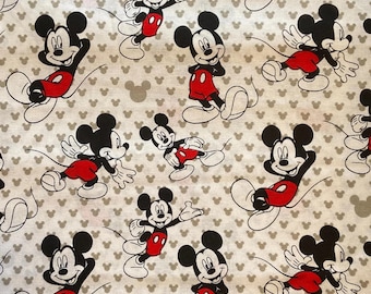 Tela Disney, Mickey Totally Tossed Positions, fondo de corazones grises, 100 % algodón, tela de Mickey Mouse. **Se vende en remanentes, FQ, yarda*.