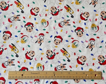 Tela navideña de Mickey con amigos, fondo blanco, 100% algodón, algodón para acolchado, se vende en retales, cuartos gordos, 1/2 yarda, yarda.