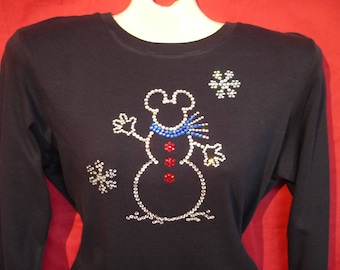 Camisa navideña Disney con cristales deslumbrantes para mujer. Muñeco de nieve de Mickey Mouse con copos de nieve. Tallas S, M, L, XL y tallas grandes (1x, 2x y 3x).