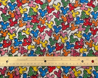 Tela Disney, Globos de Mickey, Tela de Mickey Mouse, Mezcla de algodón/poliéster, Metro de 36" x 44", Cuarto de metro de 18" x 22"