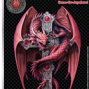 Puede incluir: Un dragón rojo envuelto alrededor de una cruz plateada con acentos de gemas rojas. El dragón tiene las alas extendidas y mira hacia adelante. La cruz tiene un diseño de nudo celta. La pegatina es para el hogar, el automóvil o cualquier lugar. "Pegatina de vinilo" y "Hogar - Coche - En cualquier lugar!" están impresos en la pegatina.