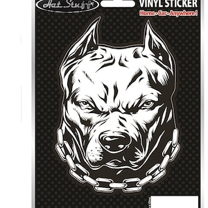 Könnte beinhalten: Schwarzweiß-Illustration eines Pitbull-Hundekopfes mit einem Kettenhalsband. Das Bild ist ein Vinyl-Aufkleber mit dem Text "Hot Stuff" und "Vinyl Sticker Home - Car - Anywhere!" auf dem Aufkleberbogen.