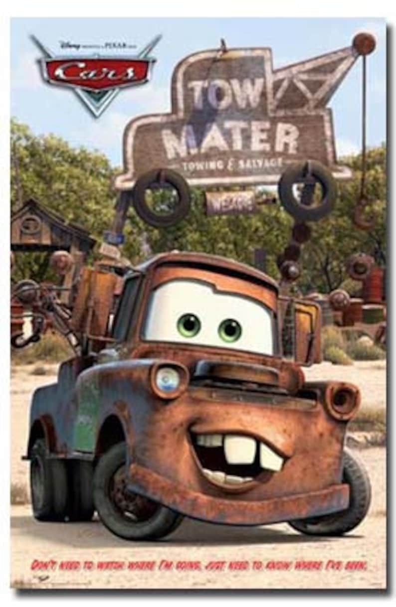 以下が含まれることがあります： ディズニーピクサー映画「カーズ」のさびついた赤い牽引車、トーマス・マター。大きな笑顔をしています。彼の頭上にある看板には「Tow Mater Towing & Salvage」と書かれています。