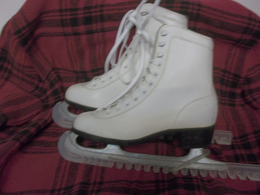 Lot 17, Vintage Ice Skates, Ladies White Skates Size 4, for Decoration