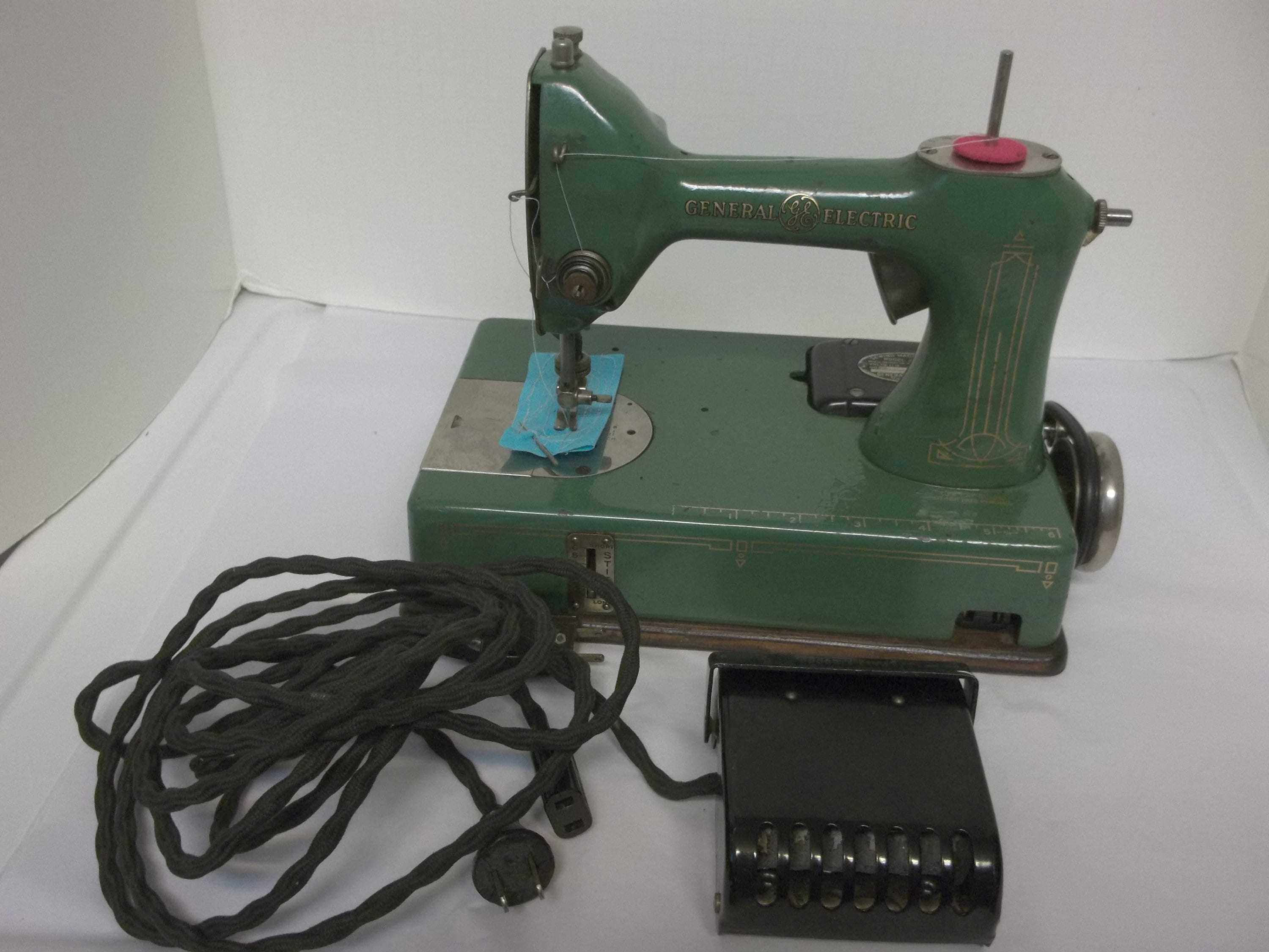 Vintage Child's Sewing Machine, Singer Sewhandy Model 20, Original Box and  Booklet Included, Collectors Item 