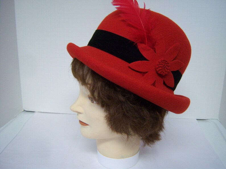 Beautiful Red Wool Hat Liz Claiborne 1995 100/% Wool Hat Inside Band 22 Red Feather /& Flower Black Band Very Good Clean Condition