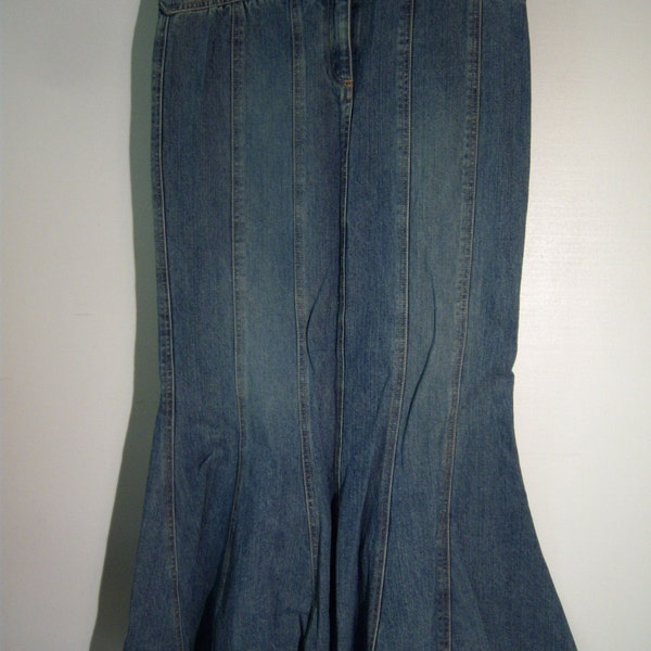 Jeanology Collection, Long Denim Skirt, Marked Size 6, Waist 28", Length 38" Gored Skirt, Flared At Bottom, Retro Skirt, Pre Owned,  Used