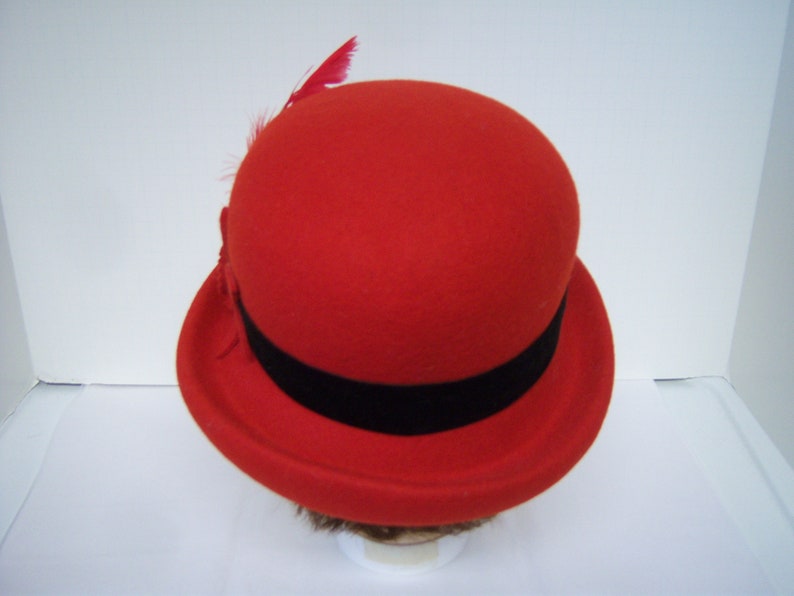 Beautiful Red Wool Hat Liz Claiborne 1995 100/% Wool Hat Inside Band 22 Red Feather /& Flower Black Band Very Good Clean Condition