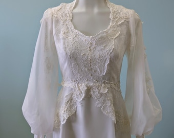 Vestido de noiva vintage dos anos 1970 – Petite, decote Queen Anne, renda e organza