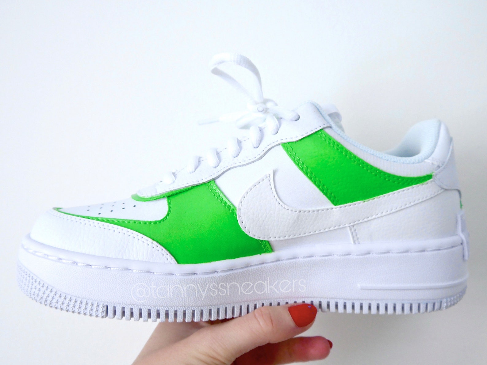 Custom Nike Air Force 1 Shadow Grinch mit Grinch Swoosh und farbigen