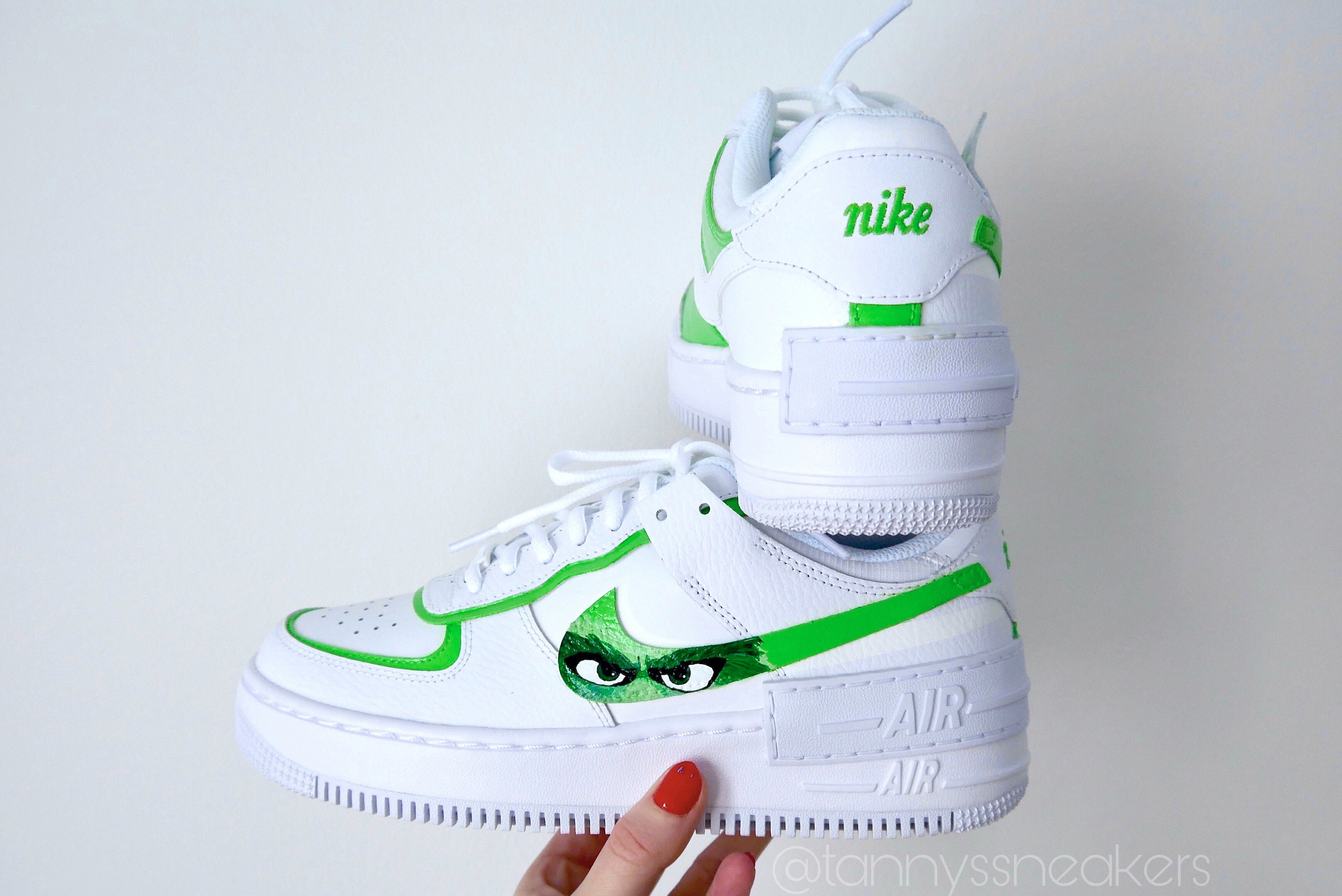 Custom Nike Air Force 1 Shadow Grinch mit Grinch Swoosh und farbigen