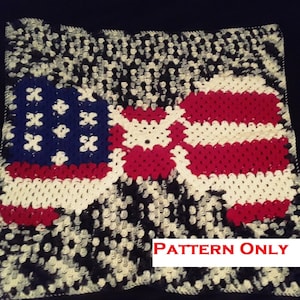 Può includere: Modello a uncinetto per una coperta con un design a bandiera americana. La bandiera è composta da quadrati rossi, bianchi e blu. Lo sfondo è un motivo bianco e nero.