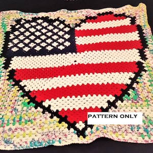 Può includere: Uno schema a uncinetto per una coperta a forma di cuore con la bandiera americana in rosso, bianco e blu. Lo schema è circondato da un bordo all'uncinetto colorato. "PATTERN ONLY" è scritto in testo nero sulla coperta.