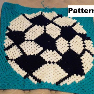 Pode incluir: Padrão de crochê para um cobertor quadrado com um padrão de diamantes em preto, branco e turquesa.