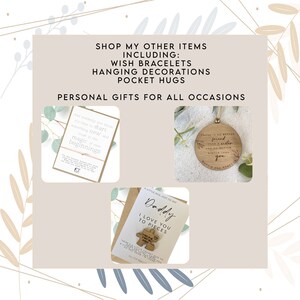 Op de afbeelding: Drie verschillende gepersonaliseerde cadeaus voor alle gelegenheden. De eerste is een klein kaartje met een roze lint en de tekst "En plotseling weet je dat het tijd is om iets nieuws te beginnen en te vertrouwen op de magie van nieuwe beginselen". De tweede is een houten ornament met de tekst "Er is geen betere vriend dan een zus en geen betere zus dan jij". De derde is een houten kaart met een puzzelstukje en de tekst "Papa, ik hou van je tot in de puntjes".