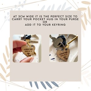 Op de afbeelding: Een houten sleutelhanger in de vorm van een hart met de tekst "A pocket hug from me to you" erop gegraveerd. De sleutelhanger is bevestigd aan een sleutelbos.