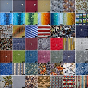 Op de afbeelding: Een verzameling van 49 stofstalen, elk met een ander patroon en kleur. De stalen zijn gerangschikt in een raster, waarbij elk staal ongeveer 10 cm bij 10 cm meet. De stalen zijn in verschillende kleuren, waaronder rood, blauw, groen, geel en bruin. De patronen omvatten strepen, stippen, bloemenprints en geometrische ontwerpen.