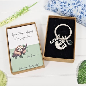 Luiaard sleutelhanger, geboortesteen tas sluiting, luiaard geschenken, schattig pick me up, lui persoon, altijd moe, gepersonaliseerd