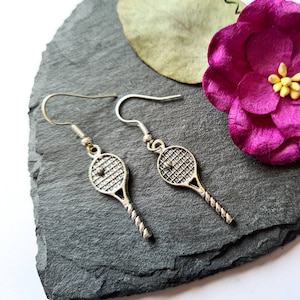 Tennisracket oorbellen, sport sieraden, tennisspeler geschenken, Wimbledon, bungelende draden, Tibetaans zilveren bedels, cadeau voor haar, sportfan