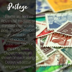 Peut inclure: Une collection de timbres-poste vintage aux couleurs et motifs vari&eacute;s, notamment rouge, bleu, vert et marron, &eacute;parpill&eacute;s dans le cadre. Les timbres pr&eacute;sentent des illustrations complexes, des bords dentel&eacute;s et du texte imprim&eacute; en plusieurs langues.