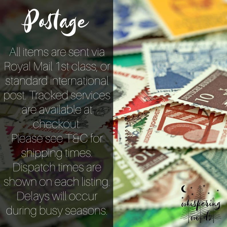 Peut inclure: Une collection de timbres-poste vintage aux couleurs et motifs vari&eacute;s, notamment rouge, bleu, vert et marron, &eacute;parpill&eacute;s dans le cadre. Les timbres pr&eacute;sentent des illustrations complexes, des bords dentel&eacute;s et du texte imprim&eacute; en plusieurs langues.