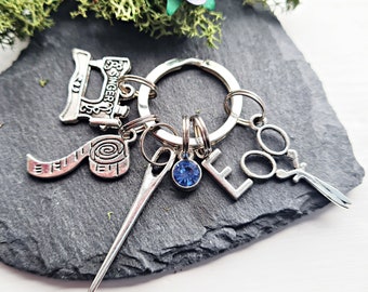 Llavero de costura personalizado: regalo con piedra de nacimiento para costurera o modista
