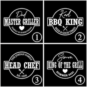 Pu&ograve; includere: Quattro disegni in bianco e nero con testo per gli appassionati di grigliate. I disegni includono frasi come "Master Griller", "BBQ King", "Head Chef" e "King of the Grill". Ogni disegno presenta un layout circolare con elementi decorativi.