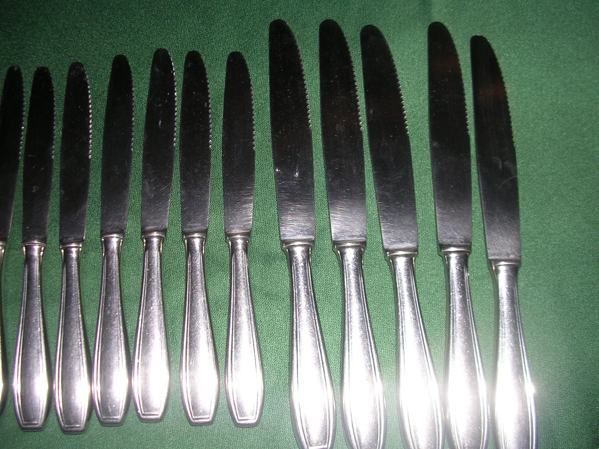 12 Couteaux Monobloc Inoxydables