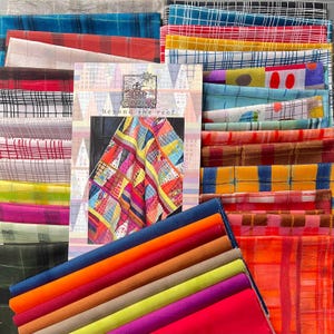 Puede incluir: Una colección de muestras de tela y textiles coloridos. Las telas muestran varios patrones, incluyendo cuadros, rayas y diseños geométricos. Un folleto con el texto "beyond the reef" está centrado, mostrando un edredón de retazos vibrante.