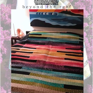 Op de afbeelding: Een kleurrijk quilt met een gestreept patroon in tinten roze, oranje, geel, groen, blauw en zwart. Het quilt is gemaakt van stof met een klein wit stippenpatroon. Het quilt ligt op een bed met een hoofdbord waarop een schilderij van golven en een strandscène te zien is. De tekst "beyond the reef" staat boven het quilt en de tekst "ginger stalks" staat onder het quilt.