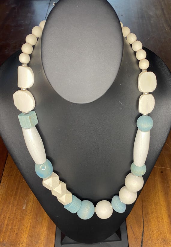 CREAMY AQUA WOOD: Light and bright Necklace for summer.