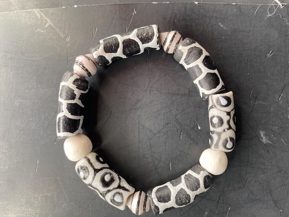 BBLK61S: Black/White Bracelet