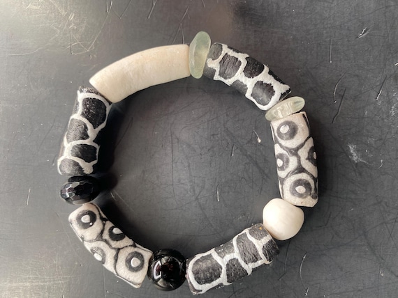 BBLK60S: Black & White Bracelet