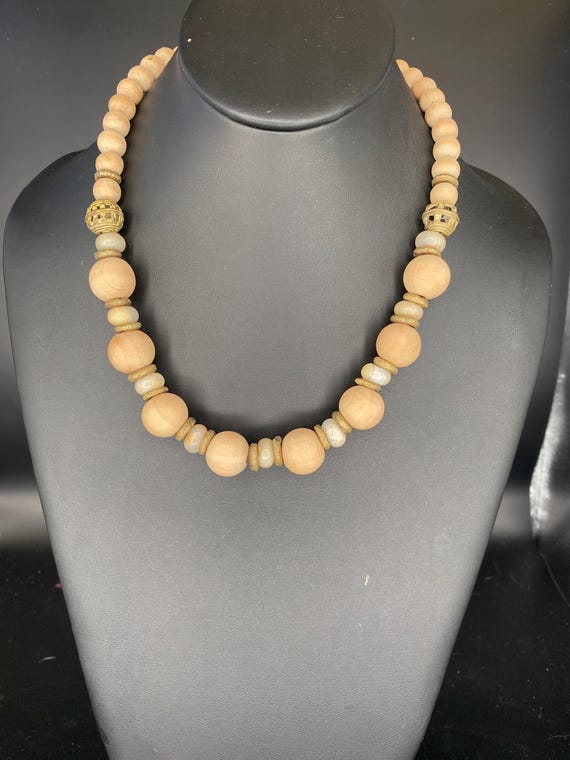Beige Wood: Pale Wooden Necklace
