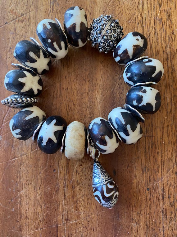 BBLK29S: Black and White Bracelet