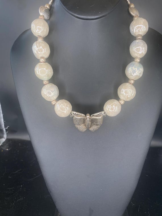 WHITE CERAMIC BOW: luminescent Choker with vintage Bow