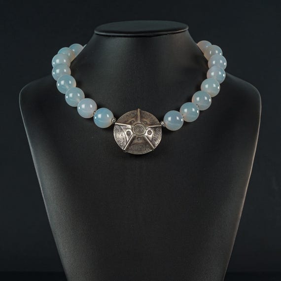 WHITE MOONSTONE II: Moonstone Choker with Italian vintage centerpiece